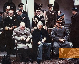 Bild:Jalta, 1945, Die »drei Großen« Churchill, Roosevelt und Stalin bei der Konferenz, gemeinfrei