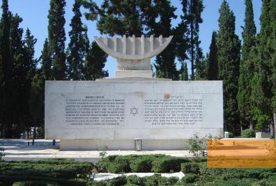 Bild:Saloniki, 2006, Holocaustdenkmal aus dem Jahr 1962 auf dem Neuen Jüdischen Friedhof, Alexios Menexiadis