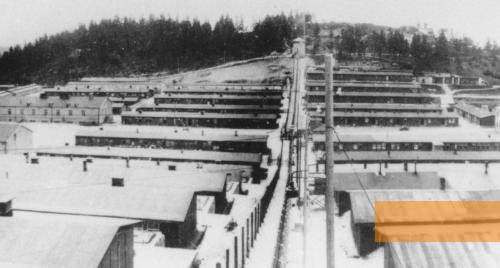 Bild:Flossenbürg, 23. April 1945, Nach der Befreiung: links das Häftlingslager, rechts der SS-Verwaltungsbereich, KZ-Gedenkstätte Flossenbürg