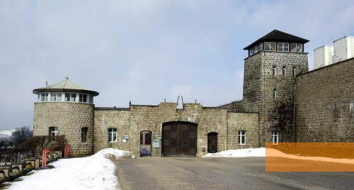 Bild:Mauthausen, 2009, Tor zum Garagenhof der SS mit Wachturm und Lagermauer, Ronnie Golz
