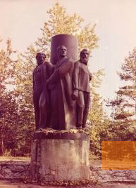 Bild:Dünaburg, vor 1990, Inzwischen entfernte Skulptur aus sowjetischer Zeit, public domain