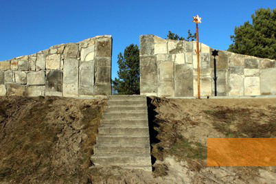Bild:Rawa-Ruska, 2015, »Mauer der Erinnerung« auf dem ehemaligen Neuen Jüdischen Friedhof, Aleksandra Wroblewska