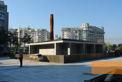 Bild:Bukarest, 2009, Ansicht des Gebäudes und der Metallsäule, Stiftung Denkmal
