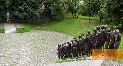 Bild:Minsk, 2004, Denkmal und Skulpturengruppe, Stiftung Denkmal