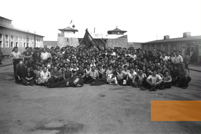 Bild:Mauthausen, 1945, Eine Gruppe spanischer Republikaner auf dem Appellplatz des Lagers kurz nach ihrer Befreiung, MHC – Fons Amical de Mauthausen