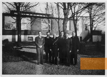 Bild:Erfurt, 1938, Die Brüder Ernst Wolfgang (3. von rechts) und Ludwig Topf (links) vor dessen Villa mit Verwandten. Zwischen 1933 und 1945  trugen sie die alleinige Verantwortung für das Unternehmen, Sammlung Hartmut Topf