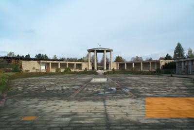 Bild:Lidice, 2000, Die 1962 eingeweihte Gedenkstätte, Památník Lidice