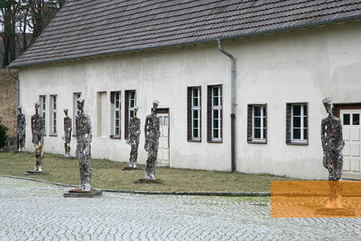 Bild:Ravensbrück, 2010, Die 1996 aufgestellten »Figuren gegen das Vergessen« des Künstlers Stuart N.R. Wolfe, Johannes-Maria Schlorke