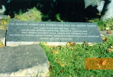 Bild:Lackenbach, 1999, Inschrift am Mahnmal für Roma und Sinti, Kulturverein Österreichischer Roma
