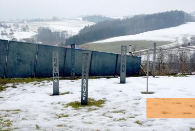 Bild:Mauthausen, 2009, Das 1998 enthüllte Denkmal für Sinti und Roma, Ronnie Golz