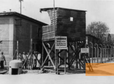 Bild:Leitmeritz, 1945, Wachturm des ehemaligen Konzentrationslagers kurz nach der Befreiung, Archiv Památníku Terezín