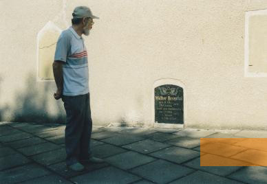Bild:Memel, 2001, Jakob Rikler, Gründer der Gemeinde 1989 und Initiator der Wiederbelebung des Gemeindewesens vor der Gedenkwand, Stiftung Denkmal