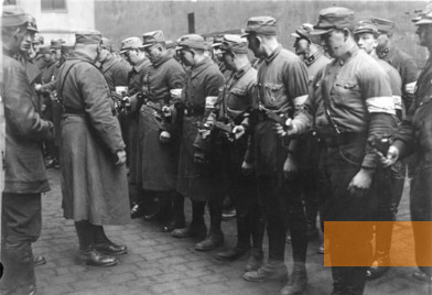 Bild:Berlin, 1933, Als Hilfspolizei eingesetzte SA beim Waffenappell, Bundesarchiv, Bild 102-02974A