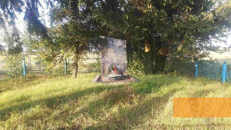 Bild:Ivanopil, 2018, Das 1991 am Massengrab der ermordeten Juden aufgestellte Denkmal, Stiftung Denkmal