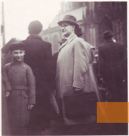 Bild:Köln, 1939, Erich Klibansky bei der Abfahrt eines der durch ihn organisierten Kindertransporte, Lern- und Gedenkort Jawne