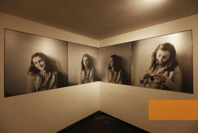 Bild:Amsterdam, 2010, Blick in die Ausstellung, Anne Frank Huis, Cris Toala Olivares