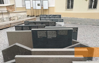 Bild:Lemberg, 2018, Stelen mit Zitaten, Stiftung Denkmal, Bozhena Kozakevych