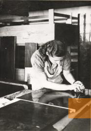 Bild:Sered, 1942, Häftling in der Tischlerei des KZ, Múzeum SNP