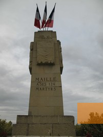 Bild:Maillé, 2014, Denkmal an der Landstraße, Maison du Souvenir