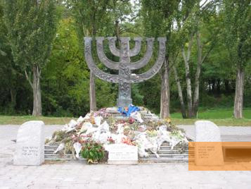 Bild:Babij Jar, 2004, Menora aus den frühen 1990er Jahren, Stiftung Denkmal, Lutz Prieß