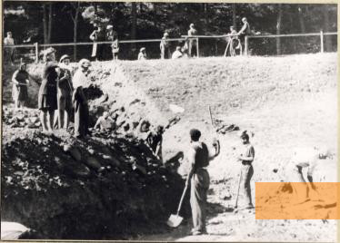Image: Banská Bystrica, 1944, Civilians digging an anti-tank trench at the beginning of the Slovak National Uprising, Múzeum SNP