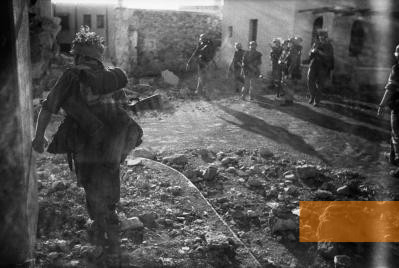 Bild:Kos, 1943, Deutsche Truppen nehmen die Stadt Kos auf der gleichnamigen Insel am 3. Oktober 1943 ein, Bundesarchiv,  Bild 101I-524-2269-04A, Robter A. E. Bauer