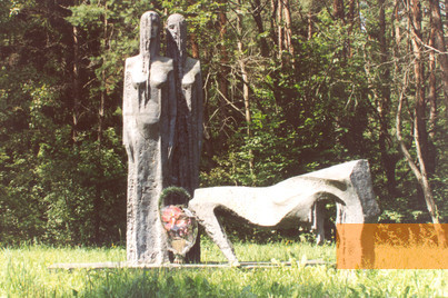 Bild:Lida, 2004, Denkmal für die Opfer der Massenerschießung vom 8. Mai 1942, Stiftung Denkmal