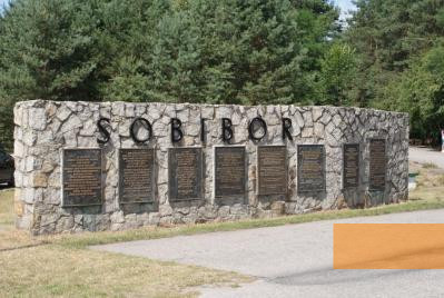 Bild:Sobibor, 2009, Inzwischen abgerissene Gedenkwand auf dem ehemaligen Lagergelände, Thorbjörn Hoverberg