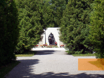 Bild:Reval, 2007, Der Bronzesoldat am Militärfriedhof, kalevkevad