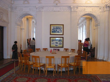 Bild:Jalta, 2002, Konferenztisch im Museum, Podvalov