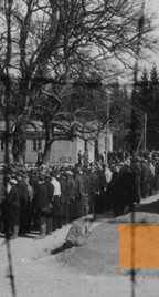 Bild:Berg, vermutlich 1944, Appell, im Hintergrund die »Jüdische Baracke«, Norges Hjemmefrontmuseum
