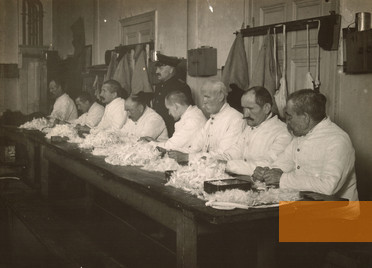 Image: Berlin-Rummelsburg, 1925, Inmates of the workhouse plucking feathers, akg-images