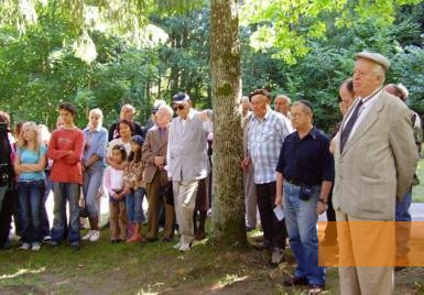 Bild:Ukmergė (Wilkomir), September 2005, Überlebende und Bewohner der Stadt gedenken der Opfer des Holocaust, Loreta Ezerskytė