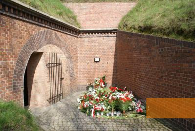 Bild:Posen, 2010, Die »Todeswand«, an der viele Häftlinge erschossen wurden, Muzeum Martyrologii Wielkopolan Fort VII