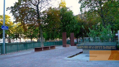 Bild:Straßburg, 2012, Ansicht der Gedenkanlage mit dem Gedenkstein aus dem Jahr 1976 im Vordergrund, Claude Truong-Ngoc/Wikimédia Commons