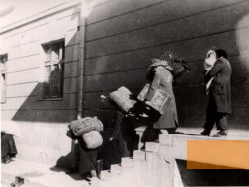 Bild:Skopje, 1943, Juden auf den Treppen des Tabakfabriks auf dem Weg zu den Zügen, Yad Vashem