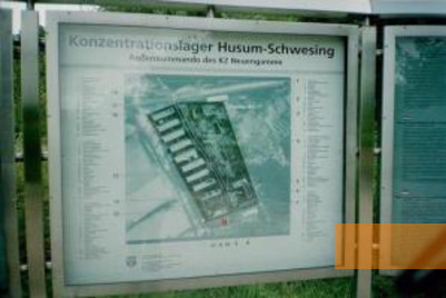 Bild:Husum, 2003, Informationstafel zum Außenlager Husum-Schwesing, A. Wagner