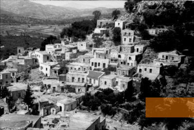Bild:Anos Viannos, 1943, Ansicht des Dorfes vor der Zerstörung, Bundesarchiv, Bild 101I-521-2147-36A, Karl Ottahal