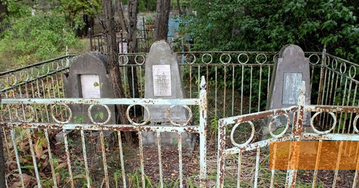Bild:Gomel, 2016, Alte Grabsteine auf dem jüdischen Friedhof, padolski.livejournal.com