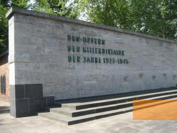 Bild:Berlin, 2010, Gedenkmauer in der Gedenkstätte Plötzensee, Stiftung Denkmal