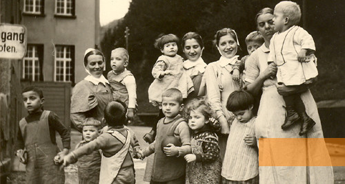 Bild:Schwäbisch Hall, 1940, Kinder des Gottlob-Weißer-Hauses und ihre Betreuerinnen kurz vor ihrer Verlegung nach Weinsberg, Evangelisches Diakoniewerk Schwäbisch Hall