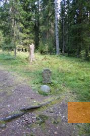 Bild:Trandum, 2002, Massengrab Nr. 12, markiert durch einen Grabstein, Bjarte Bruland