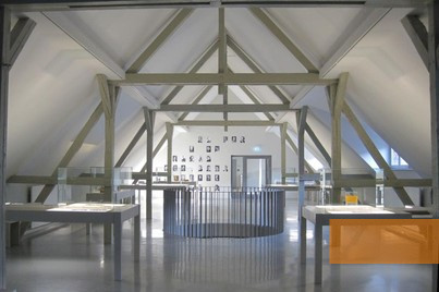 Bild:Prettin, 2011, Blick in die Dauerausstellung, Gedenkstätte KZ Lichtenburg Prettin/Stiftung Gedenkstätten Sachsen-Anhalt 