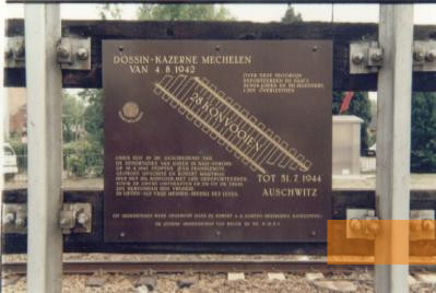 Bild:Boortmeerbeek, 2006, Gedenktafel am Bahnsteig, Commemoration Transport XX