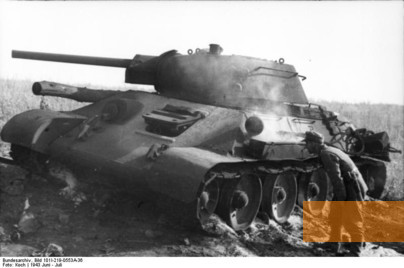 Bild:Bei Prochorowka, 1943, Ein deutscher Soldat begutachtet einen abgeschossenen sowjetischen Panzer, Bundesarchiv, Bild 101I-219-0553A-36, Koch, CC-BY-SA