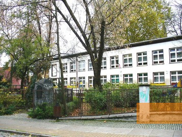 Bild:Oppeln, 2006, Gedenkstein vor dem ehemaligen Standort der Synagoge, wikipedia commons, Pudelek