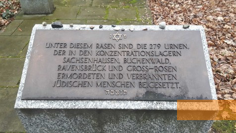 Bild:Berlin-Weißensee, 2019, Gedenktafel bei dem Urnenfeld mit Asche ermordeter Juden aus verschiedenen Konzentrationslagern, Stiftung Denkmal