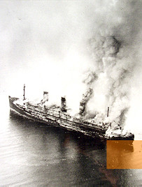 Bild:Neustädter Bucht, 3. Mai 1945, Die brennende »Cap Arcona« kurz nach dem Angriff, Imperial War Museum London