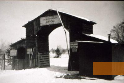 Bild:Ommen, 1945. Eingang des Lagers Erika, Streekmuseum Ommen