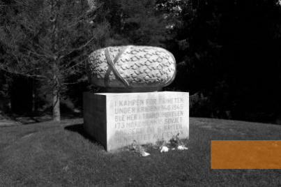 Bild:Trandum, 2002, Der 1954 aufgestellte Gedenkstein, Bjarte Bruland